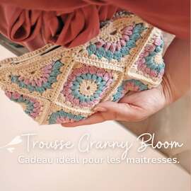 Trousse Granny Bloom
Cette trousse en granny squares floraux créée il y a 1 an accueillera encore cette année crayons, maquillage ou petits trésors avec douceur.
Un projet simple et pratique, parfait à offrir ou à emporter dans son sac d’été.
Psst : les maîtresses l'adorent !
Retrouvez sur la boutique
> le kit complet
> le patron numérique
> le matériel nécessaire à l'unité.
#pensebonheur #crochetbag #troussegrannybloom #grannysquares #amigurumay2026day29